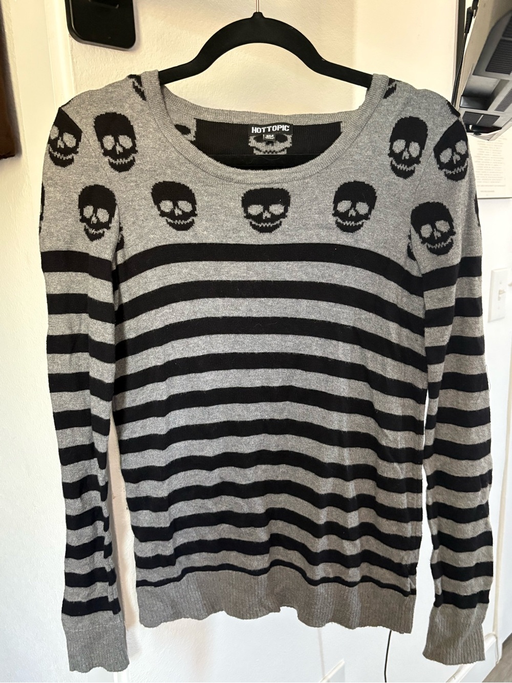 Hot Topic Black & Gray Skull Knit Sweater